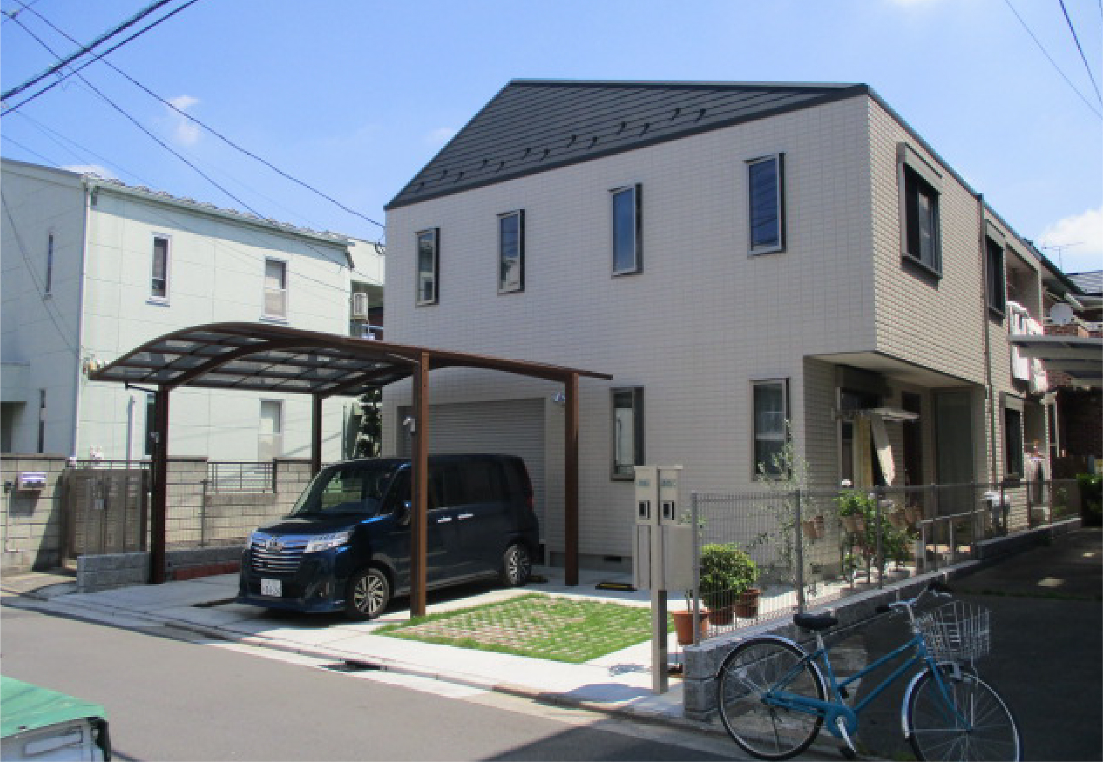 外構工事（カーポート新設／機能門柱新設／土間コン／芝・植栽／照明／アプローチ手摺／側溝切下げ）の写真