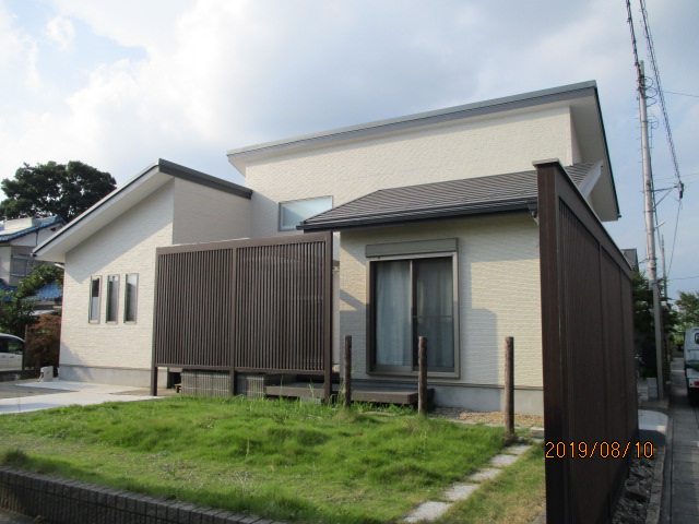 外壁クリヤー塗装（シーリング打ち替え含む）／屋根重ね葺き（ガルバリウム鋼板）／付帯部塗装（雨樋・破風・水切り）の写真