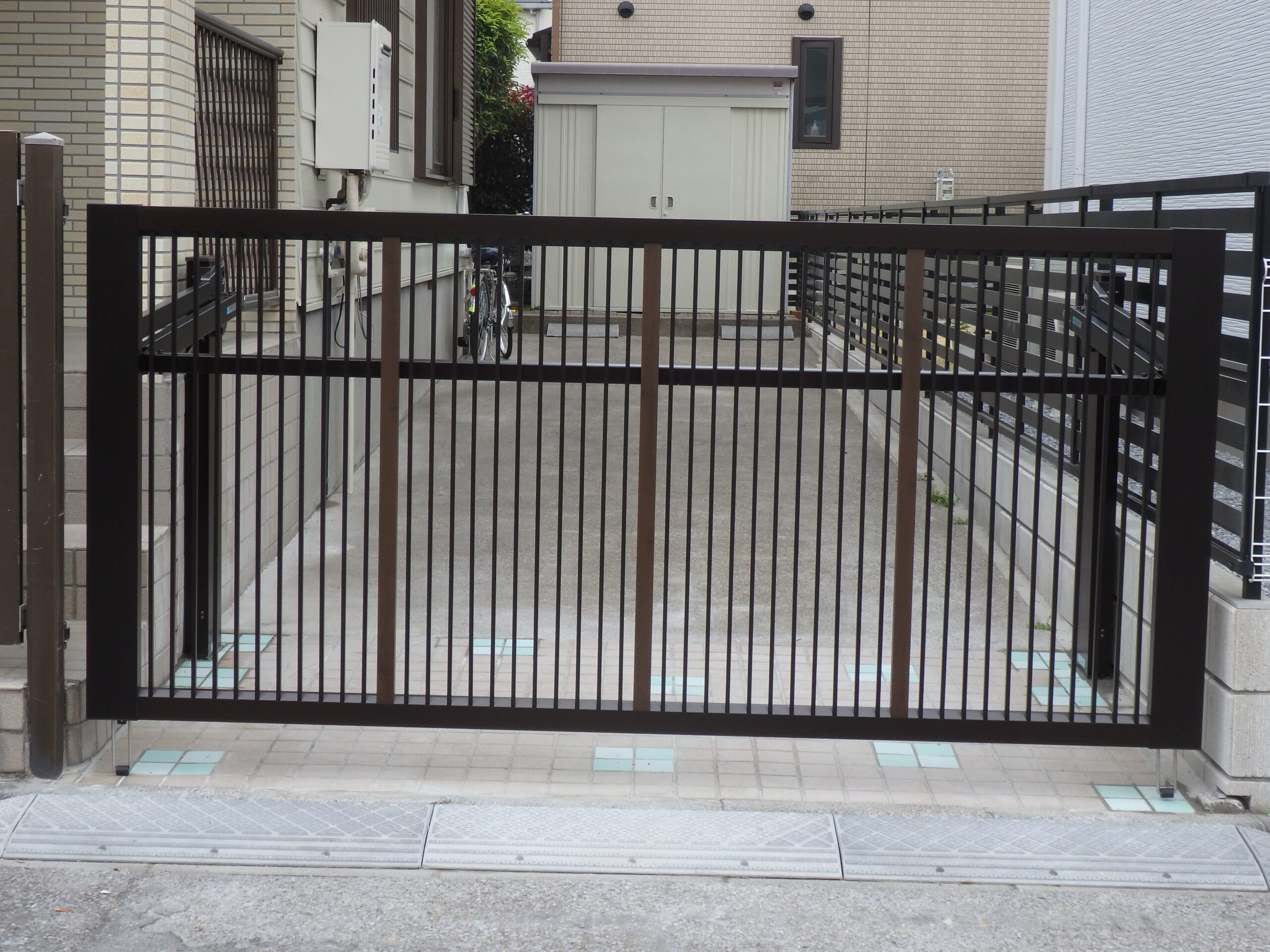 門扉交換工事(跳ね上げ門扉)/タイル部分補修の写真