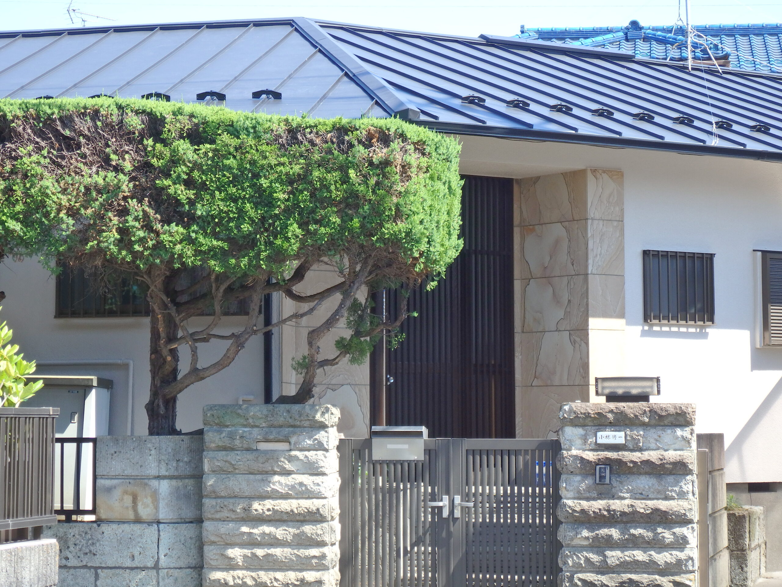 屋根上葺き工事（カバー工法）・外壁塗装工事／母屋／小口板金巻工事の写真