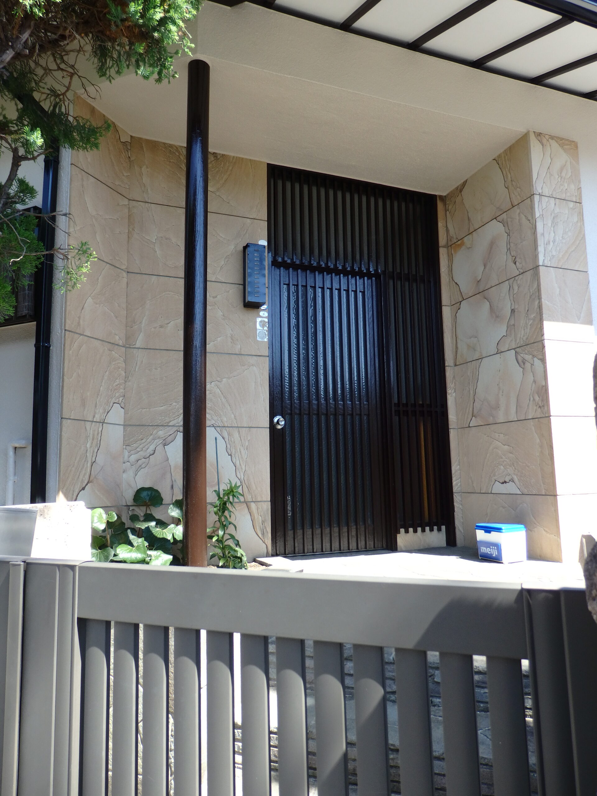 屋根上葺き工事(カバー工法)・外壁塗装工事/母屋/小口板金巻工事の写真